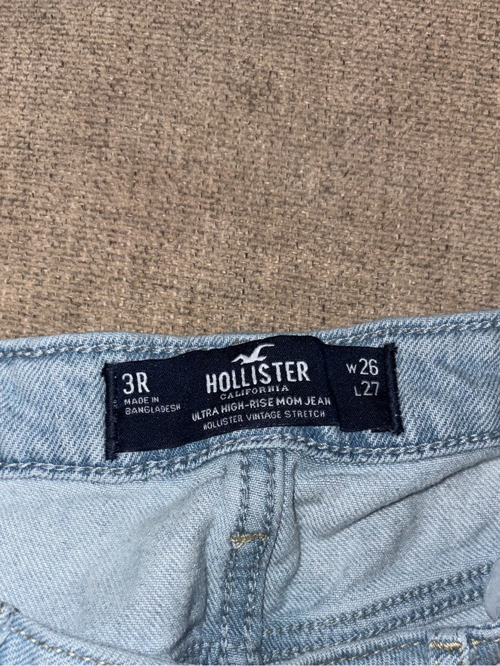Hollister Light Wash Ultra High-Rise Mom Jeans — 3R / 26 x 27